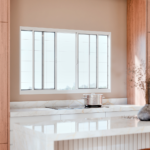 JANELA DE AÇO DE CORRER CENTRAL COM 2 FOLHAS MÓVEIS E 2 FIXAS COM GRADE QUADRADA COM FECHO EMBUTIDO EM ALUMÍNIO - 3484.0