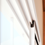 JANELA DE AÇO DE CORRER CENTRAL COM 2 FOLHAS MÓVEIS E 2 FIXAS COM GRADE QUADRADA COM FECHO EMBUTIDO EM ALUMÍNIO - 3484.0 (Detalhe)