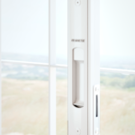 JANELA DE AÇO DE CORRER CENTRAL COM 2 FOLHAS MÓVEIS E 2 FIXAS COM GRADE QUADRADA COM FECHO EMBUTIDO EM ALUMÍNIO - 3484.0 (Detalhe)(1)