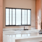 JANELA DE AÇO DE CORRER CENTRAL COM 2 FOLHAS MÓVEIS E 2 FIXAS COM GRADE QUADRADA COM FECHO EMBUTIDO EM ALUMÍNIO - P3484.0