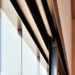 JANELA DE AÇO DE CORRER CENTRAL COM 2 FOLHAS MÓVEIS E 2 FIXAS COM GRADE QUADRADA COM FECHO EMBUTIDO EM ALUMÍNIO - P3484.0 (Detalhe)