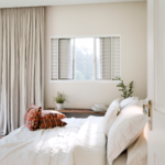 JANELA DE AÇO VENEZIANA DE CORRER CENTRAL 4 FOLHAS MÓVEIS E 2 FIXAS COM GRADE QUADRADA COM FECHO EMBUTIDO EM ALUMÍNIO - 2790.0