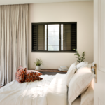 JANELA DE AÇO VENEZIANA DE CORRER CENTRAL 4 FOLHAS MÓVEIS E 2 FIXAS COM GRADE QUADRADA COM FECHO EMBUTIDO EM ALUMÍNIO - P2790.0