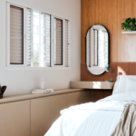 JANELA DE AÇO VENEZIANA DE CORRER CENTRAL FLEX 4 FOLHAS MÓVEIS E 2 FIXAS COM GRADE MOSAICO COM FECHO EMBUTIDO EM ALUMÍNIO - 2572.0