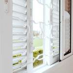 JANELA DE AÇO VENEZIANA DE CORRER CENTRAL FLEX 4 FOLHAS MÓVEIS E 2 FIXAS COM GRADE MOSAICO COM FECHO EMBUTIDO EM ALUMÍNIO - 2572.0 (Detalhe)