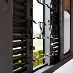 JANELA DE AÇO VENEZIANA DE CORRER CENTRAL FLEX 4 FOLHAS MÓVEIS E 2 FIXAS COM GRADE MOSAICO COM FECHO EMBUTIDO EM ALUMÍNIO - P2572.0 (Detalhe)