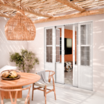 PORTA DE AÇO DE CORRER CENTRAL COM POSTIGO E GRADE QUADRADA 2 FOLHAS MÓVEIS E 2 FIXAS COM PUXADOR EM ALUMÍNIO - 1775.0