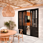 PORTA DE AÇO DE CORRER CENTRAL COM POSTIGO E GRADE QUADRADA 2 FOLHAS MÓVEIS E 2 FIXAS COM PUXADOR EM ALUMÍNIO - P1775.0