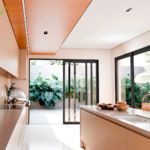 PORTA DE ALUMINIO DE CORRER LATERAL VIDRO TEMPERADO 3 FOLHAS MÓVEIS - P9153.0