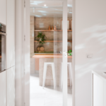 PORTA DE ALUMÍNIO DE GIRO COM VIDRO TEMPERADO - 9224.1