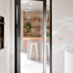 PORTA DE ALUMÍNIO DE GIRO COM VIDRO TEMPERADO - P9224.1