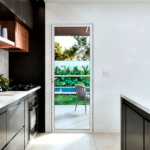 PORTA DE ALUMÍNIO DE GIRO DE VIDRO COM TRAVESSA - B-I10010