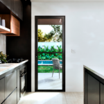 PORTA DE ALUMÍNIO DE GIRO DE VIDRO COM TRAVESSA - P-I10010