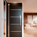 PORTA DE ALUMÍNIO DE GIRO LAMBRI COM FRISO COM VISOR COM PUXADOR DE 60CM EM ALUMÍNIO - P9232.1