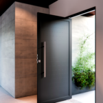 PORTA DE ALUMÍNIO DE GIRO PIVOTANTE LAMBRI COM PUXADOR 80CM - P9221.1